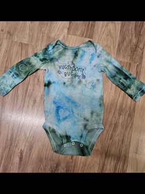 Tie-Dye Green & Blue Baby One-Piece Bodysuit - Hugs Don't Bug Me